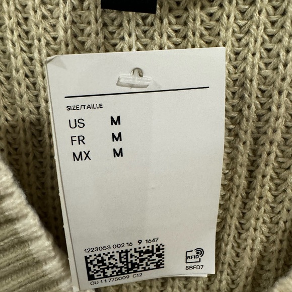 🥰NWT H&M Divided Cropped Oversized Sweater Vest with white trim. - Picture 3 of 7